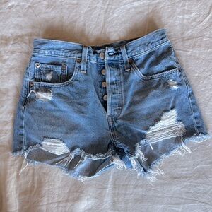 Levi’s 501 Women’s Ripped Distressed Denim Shorts Size 26 Waist Jean Short